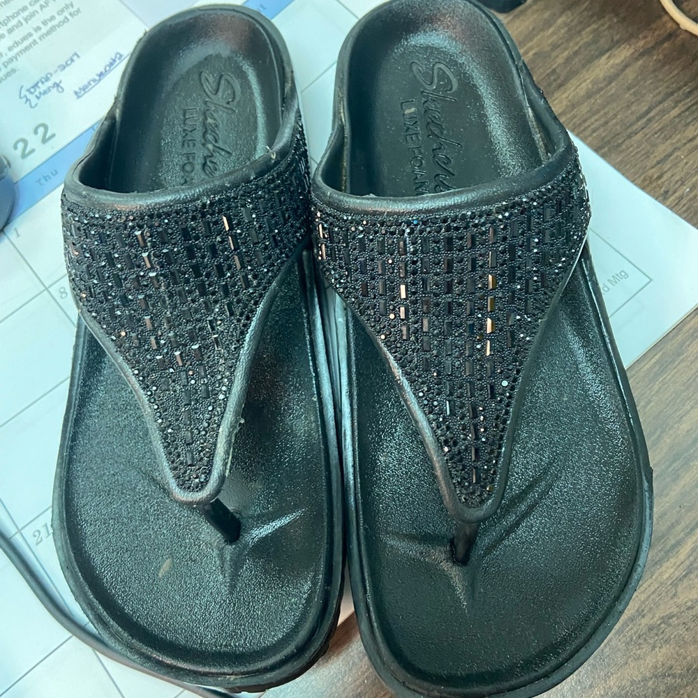 Skechers size 7 Luxe Foam sandals